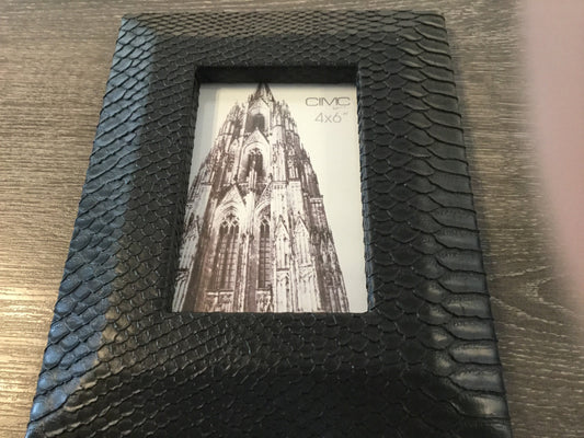 Black ‘snakeskin’ photoframe 4x6